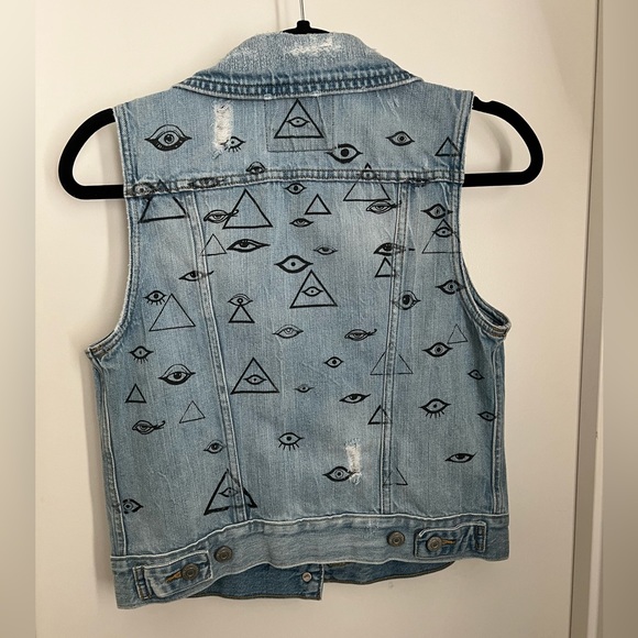 EUC Levi’s Evil Eye Printed Denim Jacket Vest, Size Small - Picture 2 of 6